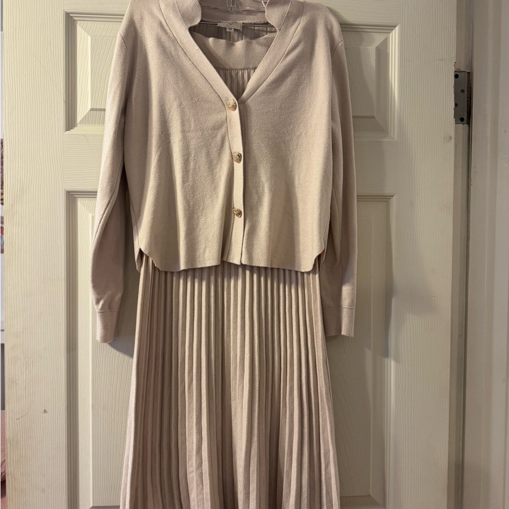 Elegant Cream Pleated Skirt